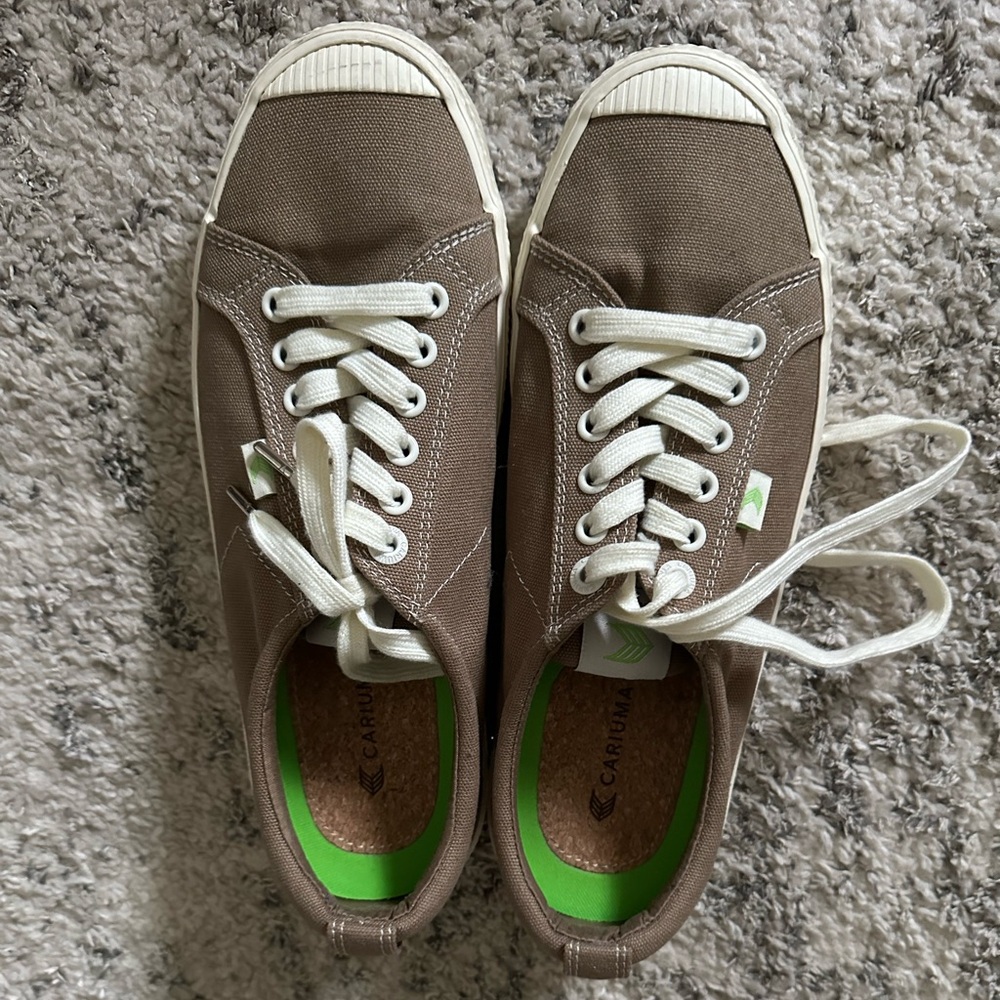 Cariuma Brown Sneakers with White and Green Accents